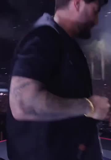 Przykładowe ujęcie 1 z 4: paczka RAVE: Nocne ujęcia imprez, klubów i powrotów po wydarzeniu.